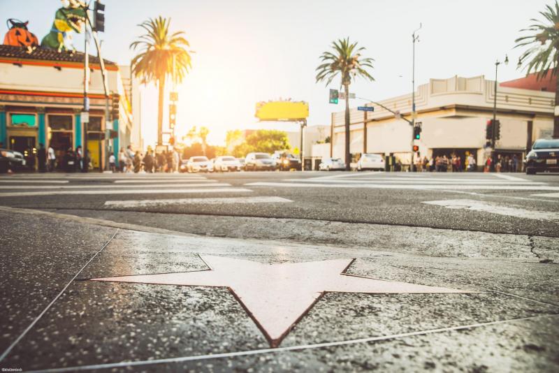 vue sur une étoile de Hollywood Boulevard à Los Angeles au coucher du soleil
